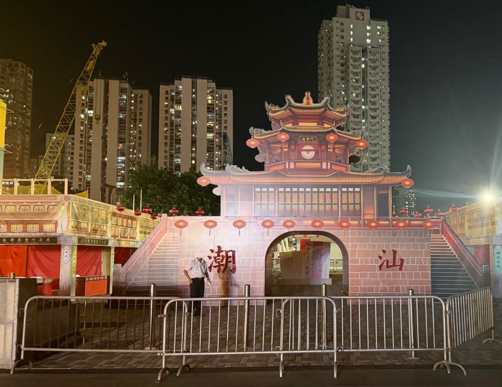 有網民昨晚(21日)在社交平台分享相片,相中可見一座寫着「潮汕」二字的仿古式塔樓。Threads網圖 有網民昨晚(21日)在社交平台分享相片,相中可見一座寫着「潮汕」二字的仿古式塔樓。Threads網圖