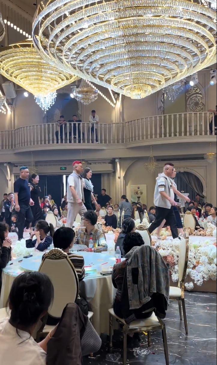 9人组成的河南“彩虹舅舅团”在网上成为焦点。