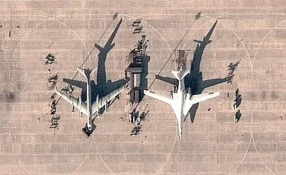 俄軍95轟炸機（左）與圖160轟炸機（右）衛星圖片。