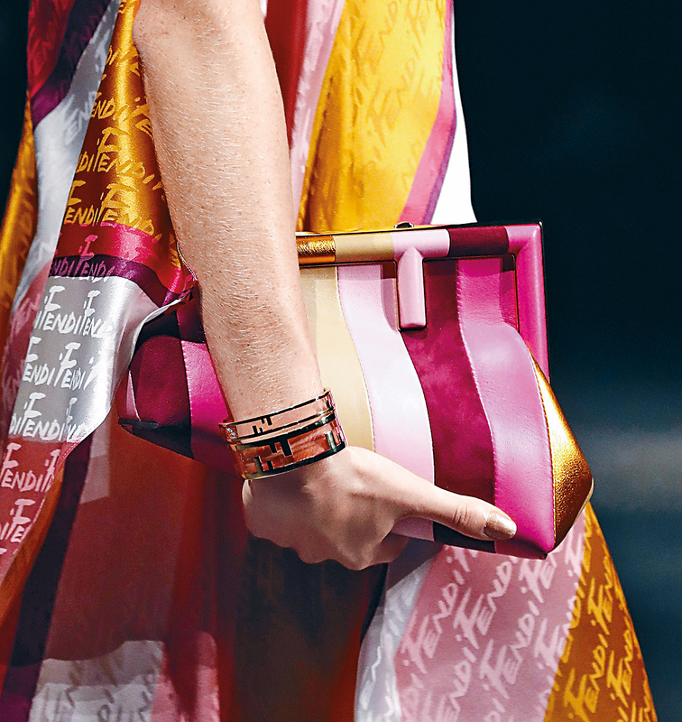 今年主打的Fendi First Bag，明年以艷麗色彩及圖案設計延續氣勢。