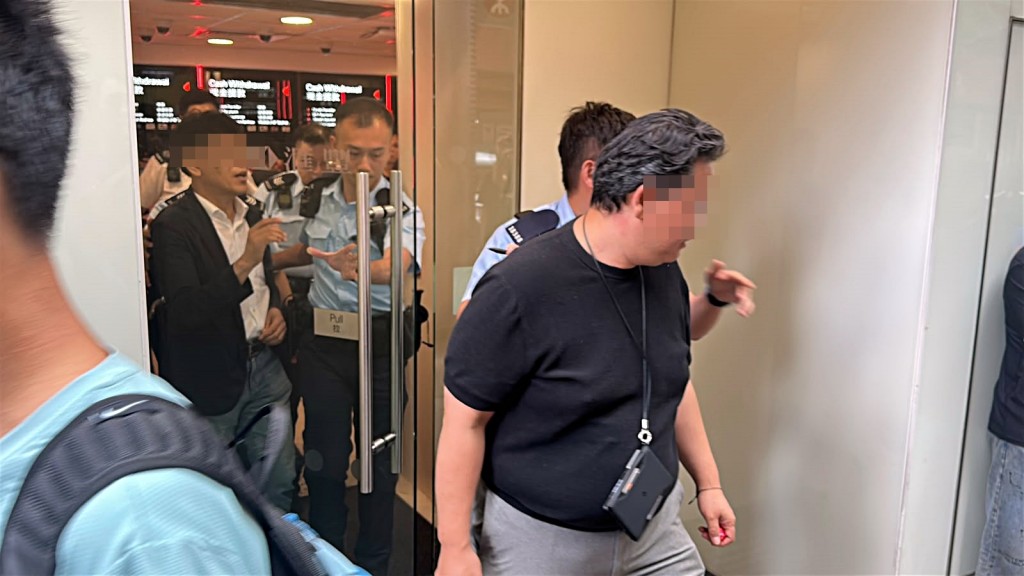 警方將兩名韓國籍男子拘捕。劉漢權攝 警方將兩名韓國籍男子拘捕。劉漢權攝