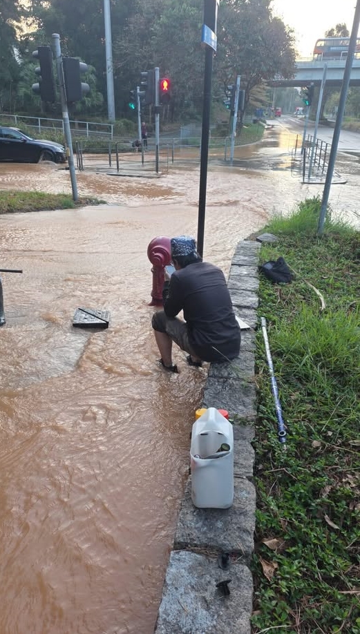上水新運路近掃管埔路單車徑行人路，有地下食水供水管爆裂。fb上水人大聯盟圖片
