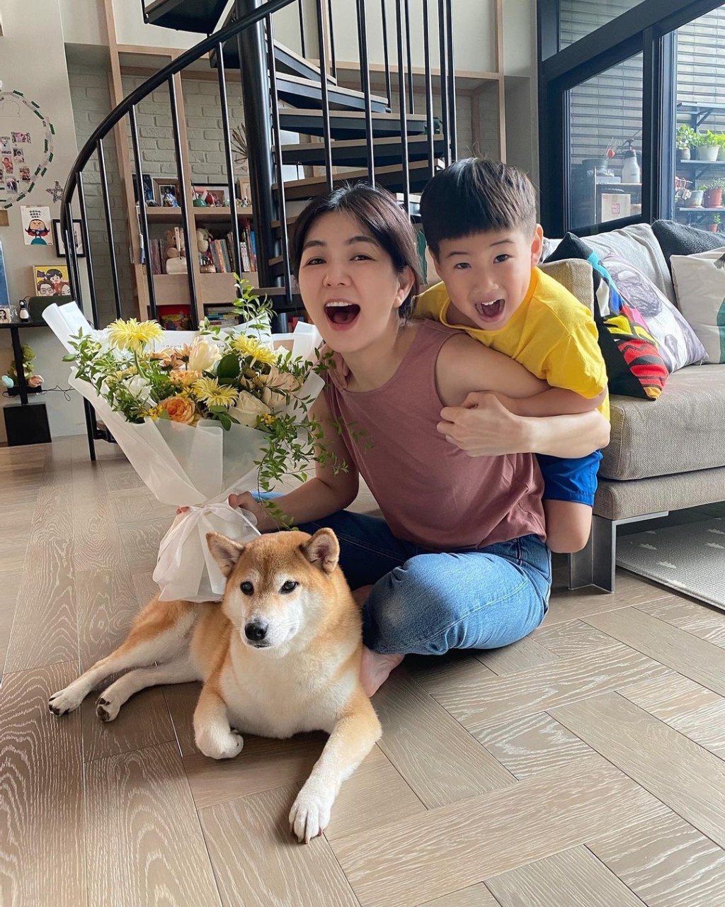 Ella有囝囝勁寶，又有愛犬布丁陪伴。