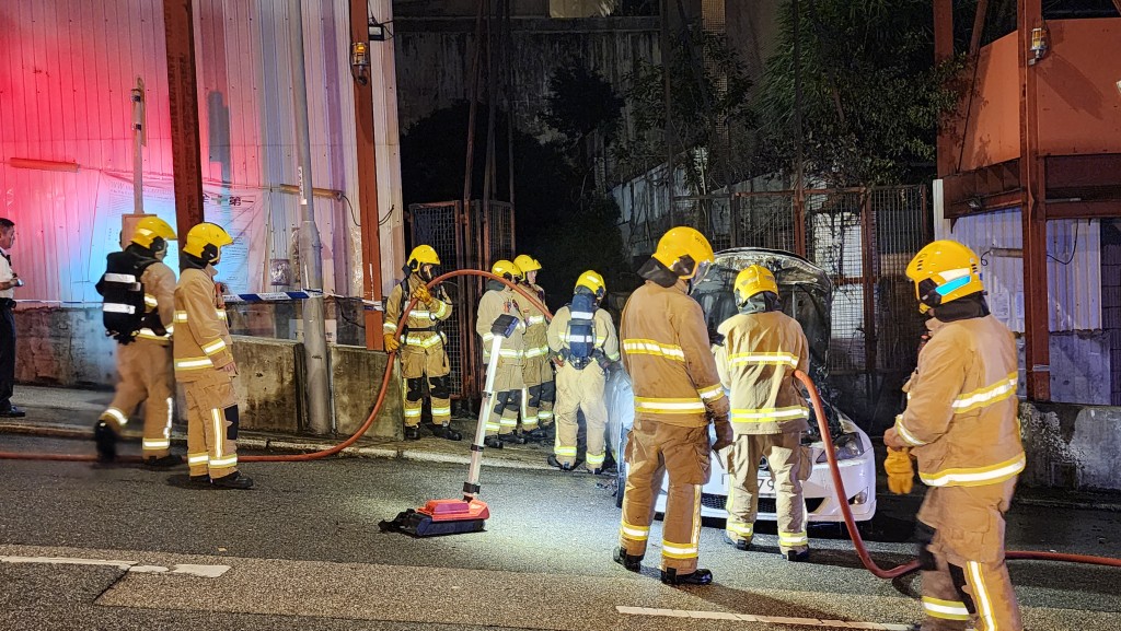 消防到場將火救熄。黎志偉攝 消防到場將火救熄。黎志偉攝