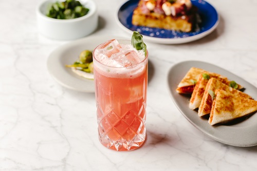 备有不同酒品配搭食品，图为Strawberry Basil Smash。