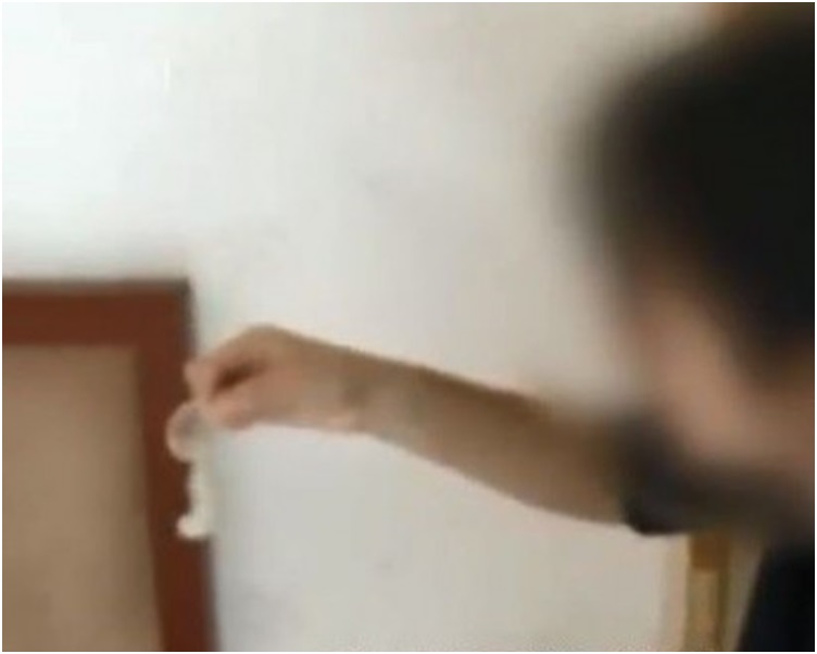 張婦展示女童吐出用過的保險套。網圖