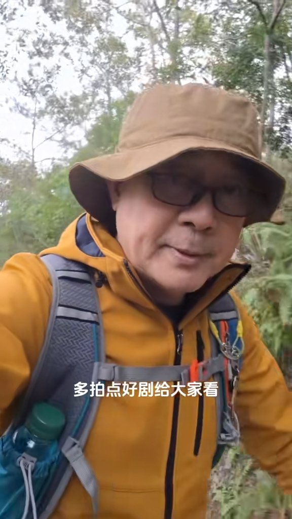 李成昌邊行邊說：「是嘛其他所有都很滿意，那我繼續在TVB多拍點好劇給大家看，記得捧場啊！」