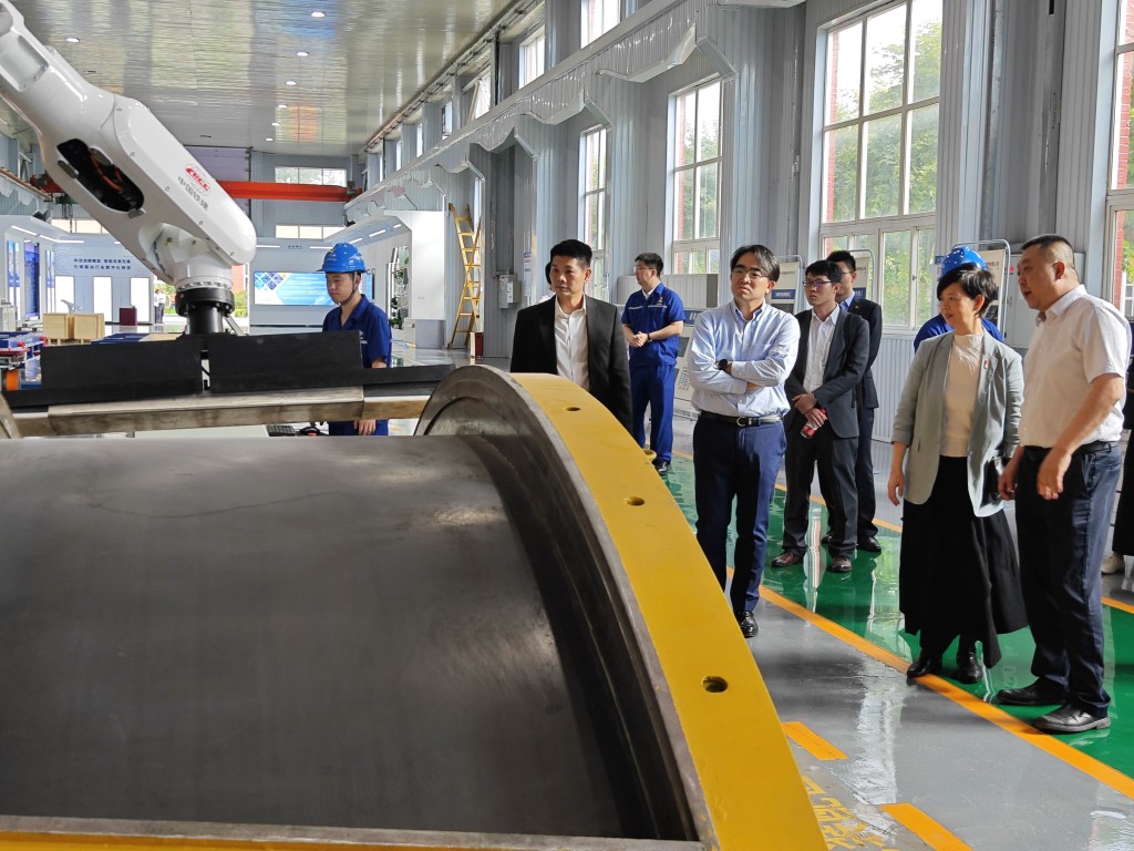 何永賢（右二）參觀中國鐵道建築集團有限公司轄下鋼結構模組化建築工廠，親身了解該集團在「組裝合成」建築法（MiC）及建築機械人應用等創新建築技術方面的最新發展。
