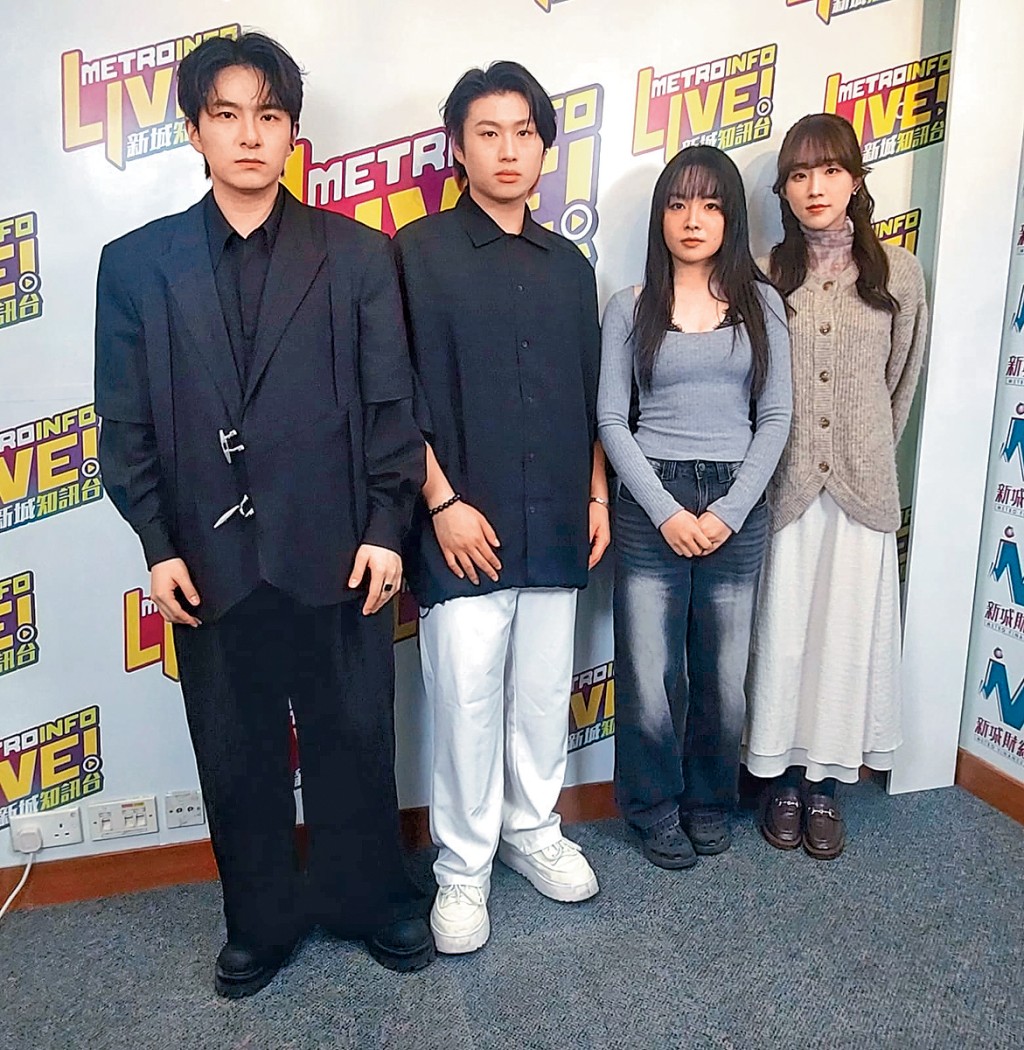 《聲秀》四子昨日以一身素色服裝現身接受採訪。