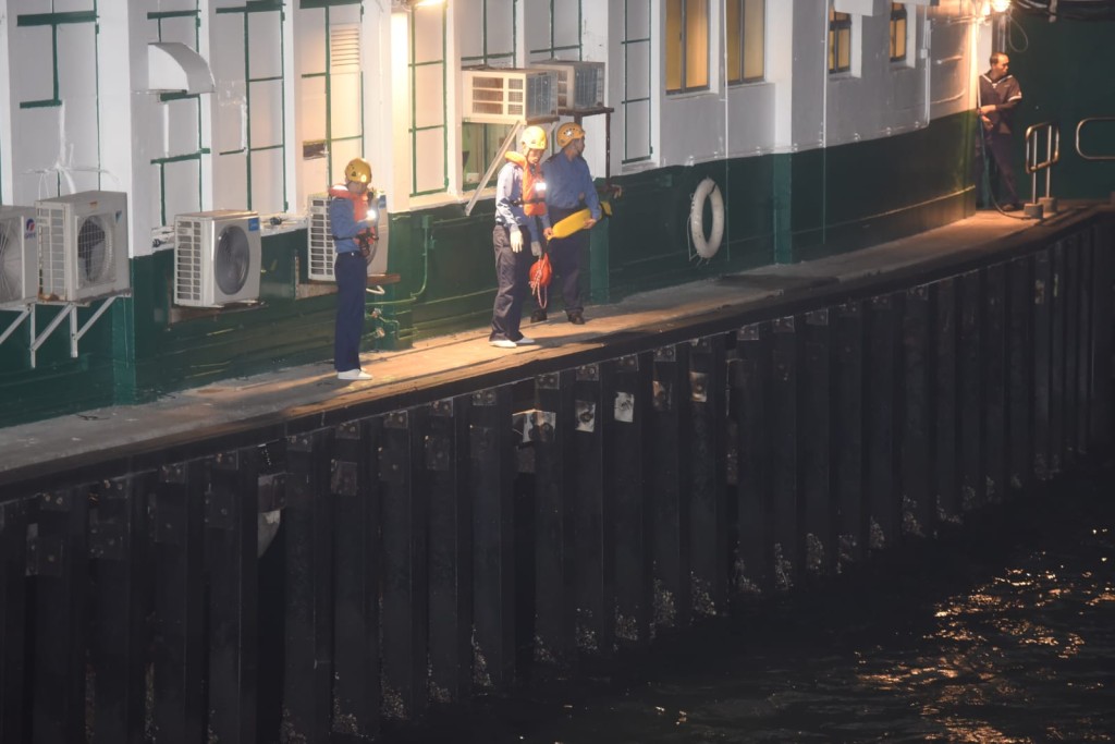 消防在岸邊搜索失蹤女子