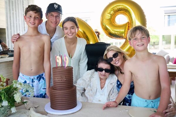 伊万卡、库什纳及3名孩子，帮外婆玛丽泽尔尼奇科娃（左三）过99岁生日。ivankatrump IG
