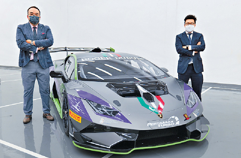 ■(左起)林寶堅尼香港總經理黃家利及董事黃卓徽,一同主持新中心開幕禮。 ■(左起)林寶堅尼香港總經理黃家利及董事黃卓徽,一同主持新中心開幕禮。