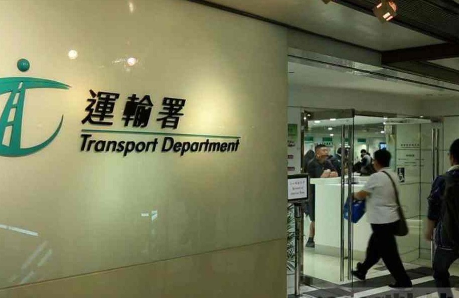 新安排實施後，今早金鐘牌照事務處外已不見排隊人龍，到場人士均為辦理一般牌照服務。資料圖片