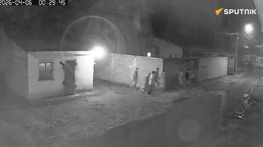 这批囚犯在牢房内精心策划，耗费多日向下挖掘隧道，最终钻过监狱围墙下方的地底成功逃脱。X@hbj_r77032