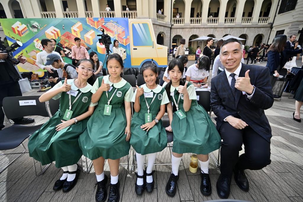 左起：鳳溪第一小學黃同學、胡同學、李同學、郭同學、鄒校長。