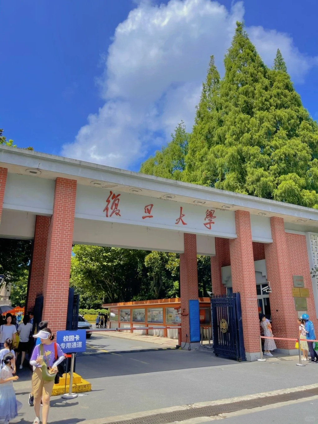 校方已推出不少措施，避免校外訪客影響師生用餐，但成效存疑。