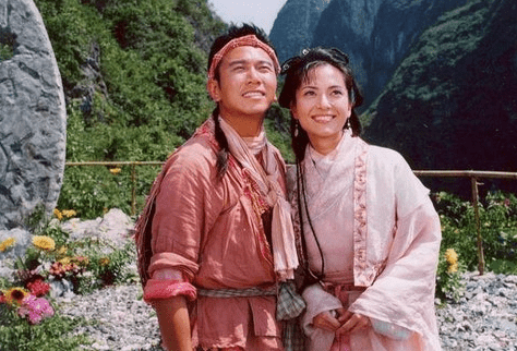 溫兆倫2002年拍攝TVB劇《牛郎織女》時，他發動菠蘿包攻勢，成功攻陷郭羨妮芳心。