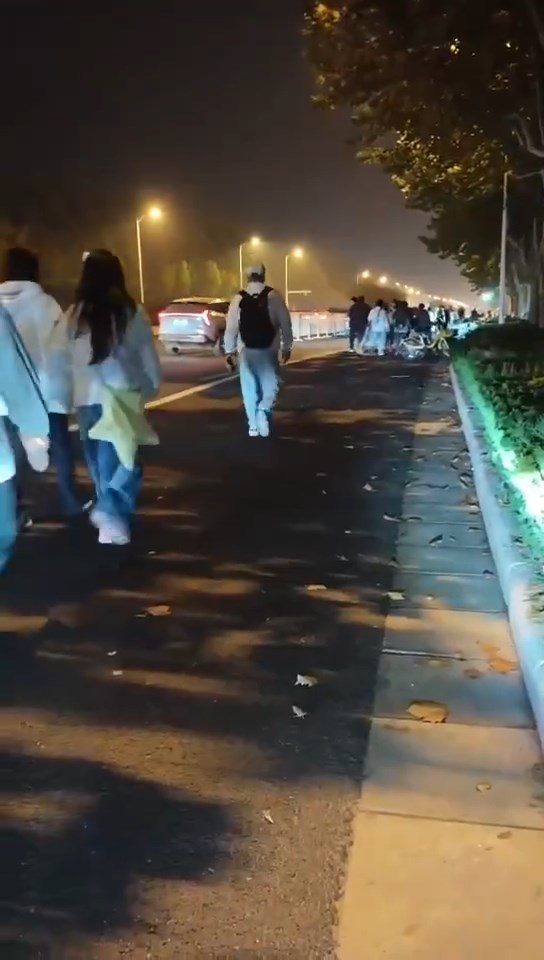 当局封闭自行车径，郑州学生徒步上开封。