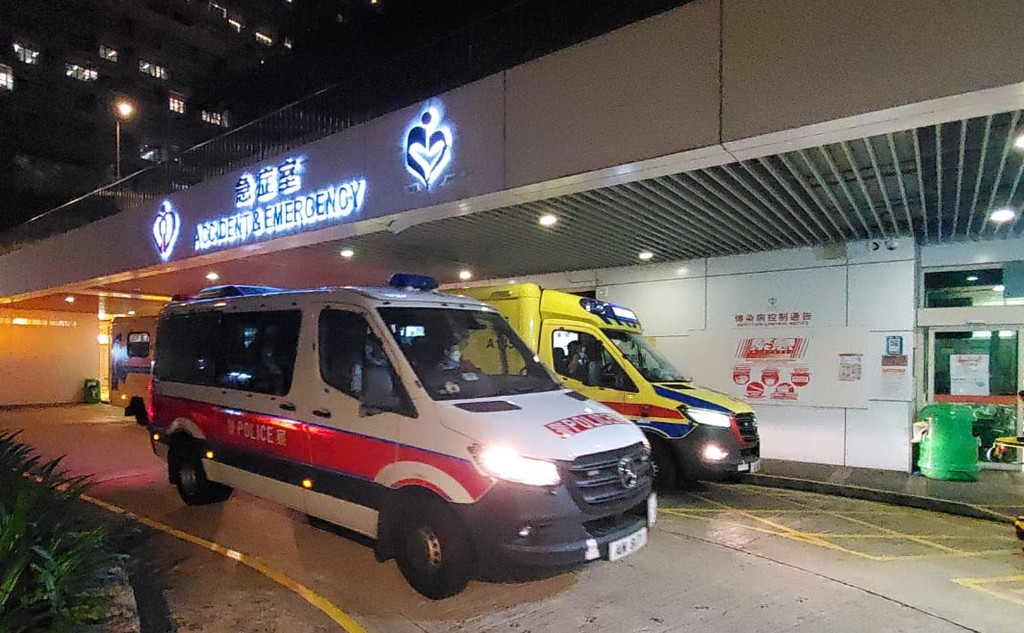事主被送往東區醫院救治。
