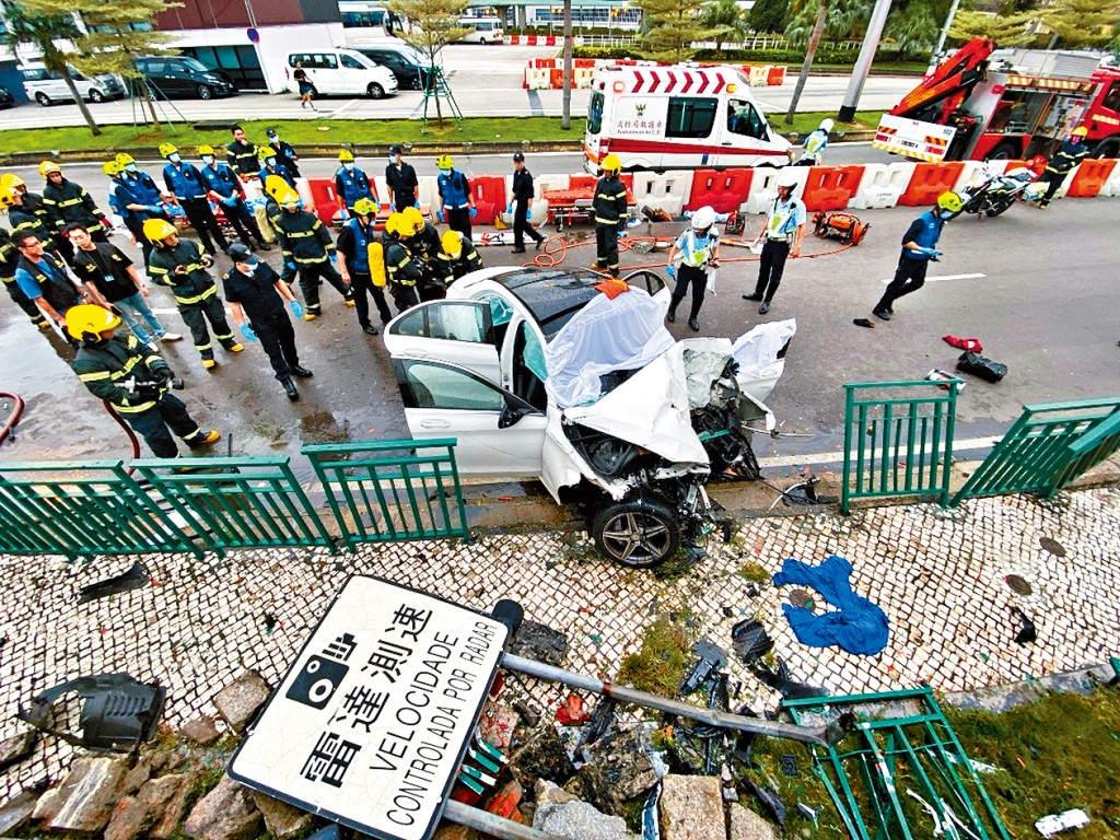 澳門發生奪命車禍，肇事私家車車頭嚴重損毀。