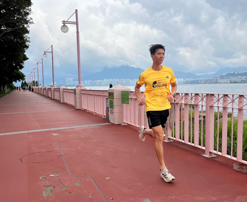 adidas Runners Hong Kong 隊長華進,在賽前帶領一眾參賽跑手進行熱身。