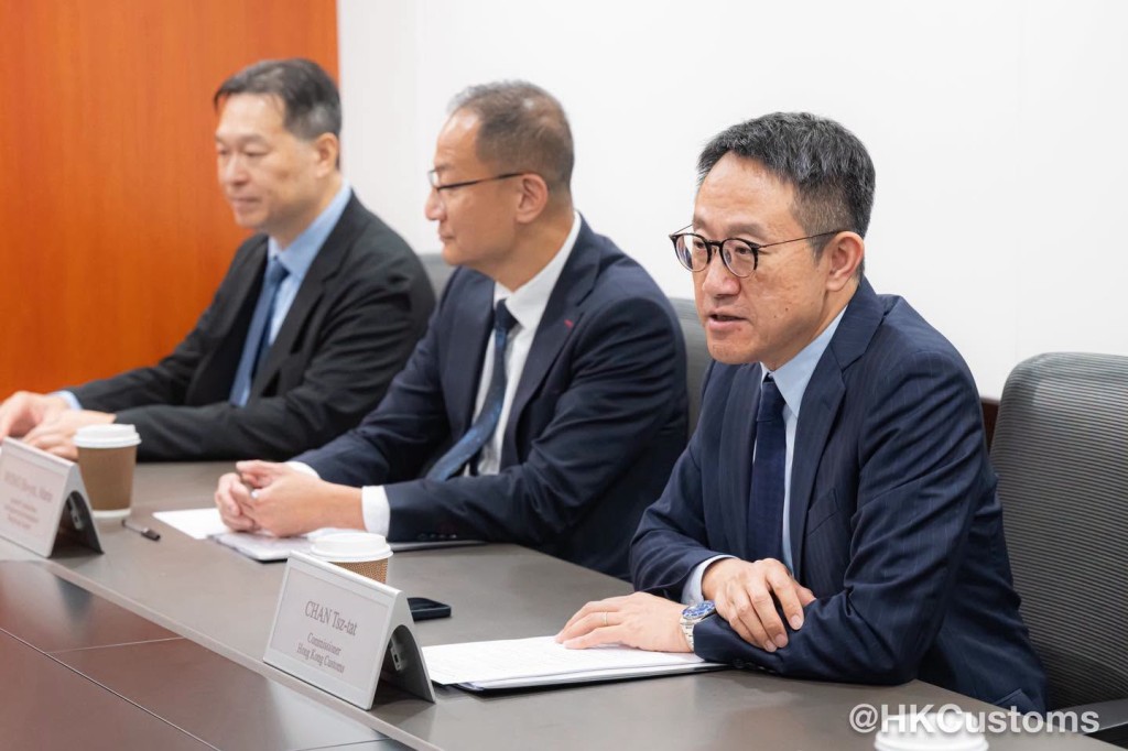 會面加強雙方在海關事務上的合作和促進雙邊聯繫。 會面加強雙方在海關事務上的合作和促進雙邊聯繫。