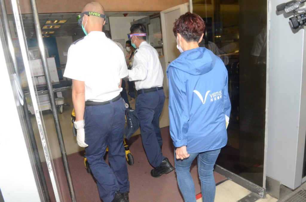 一名女子陪同不適男士送院。