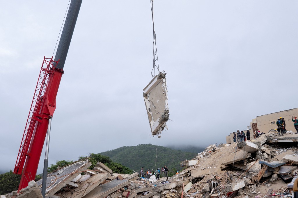 在委內瑞拉瓜伊拉，重型機械正在清理地震後倒塌建築物的廢墟。路透社