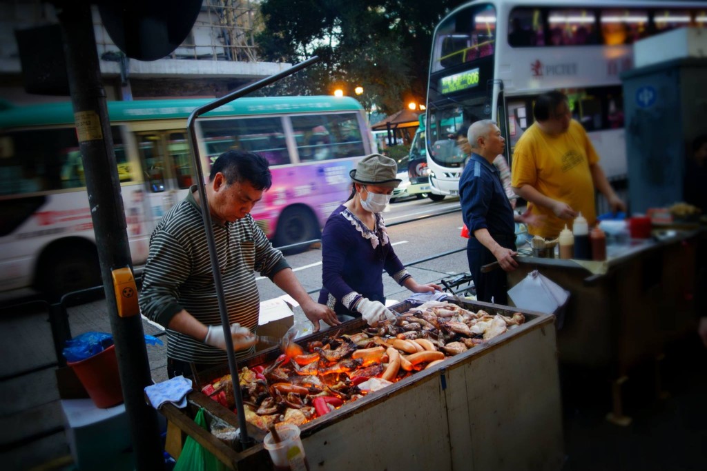 昔日每逢新年初一至初三，裕民坊街頭便會變成小食區，出現大量熟食小販木頭車叫賣，「掃街」成為區內最熱熾的新年活動之一(活在觀塘 Leung Ka Yu Katrina攝)