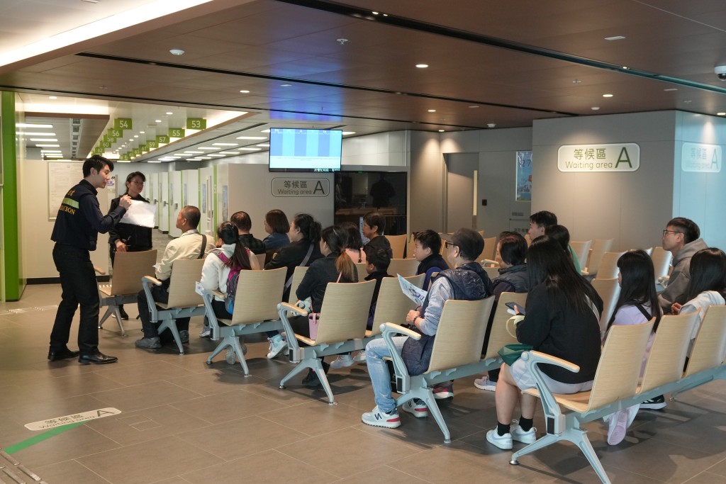 入境處為災民辦理各類型身份證明文件及證書申請。 入境處為災民辦理各類型身份證明文件及證書申請。