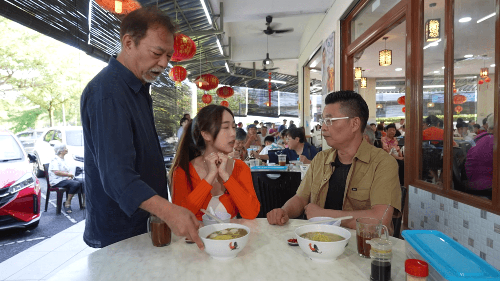 阿燦以不經意的方式出場。 阿燦以不經意的方式出場。