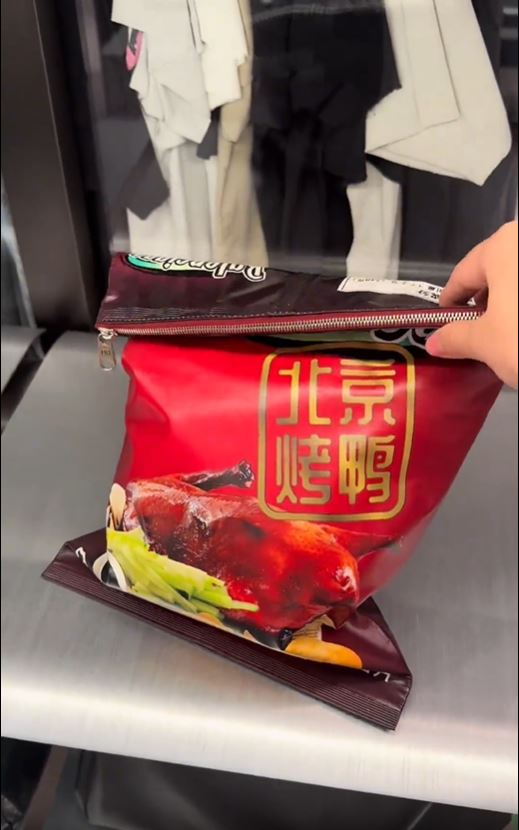 這個烤鴨包售價15500元。