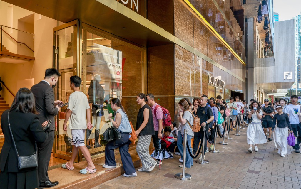 他認為為幫助實體店渡過轉型期，他促請政府帶頭為其物業減租。資料圖片