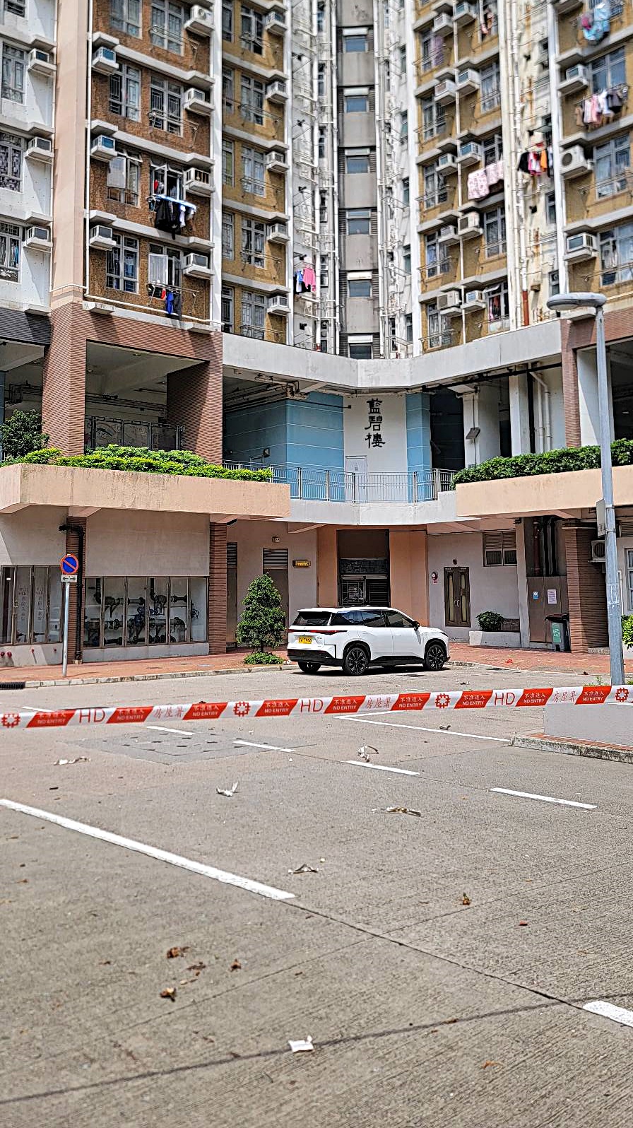 大量雜物飛出街外。網圖