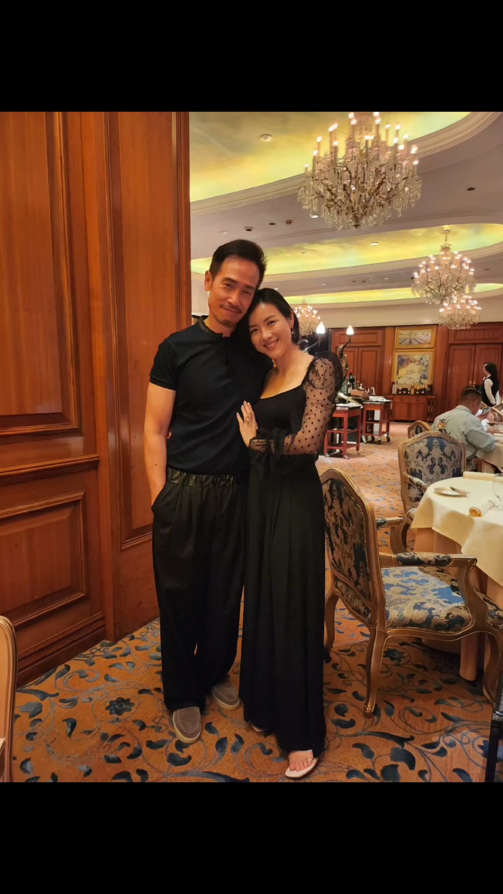 陈茵媺近日与老公陈豪庆祝结婚10周年。