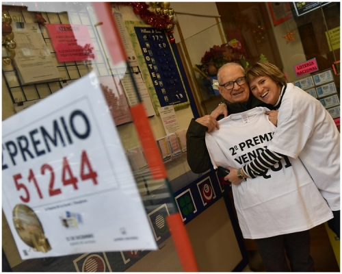 西班牙年度聖誕彩票「大肥仔」（El Gordo）周五開彩，其中一名得獎者。 AP  