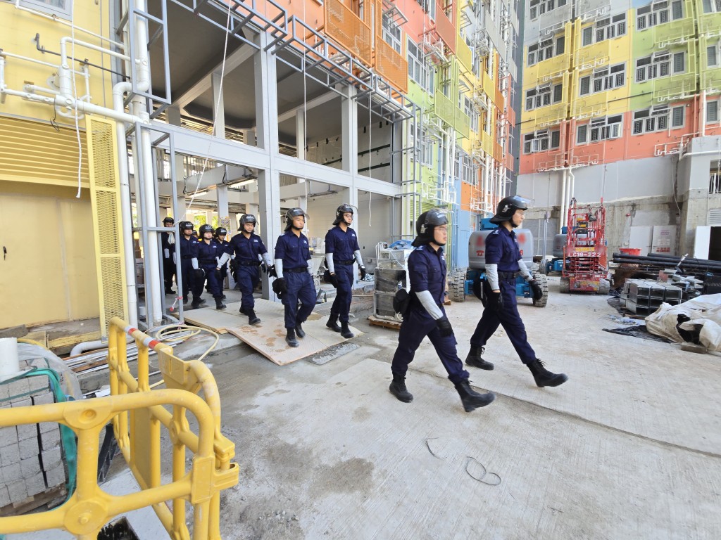 調查人員在建築地盤進行突擊巡查。 調查人員在建築地盤進行突擊巡查。