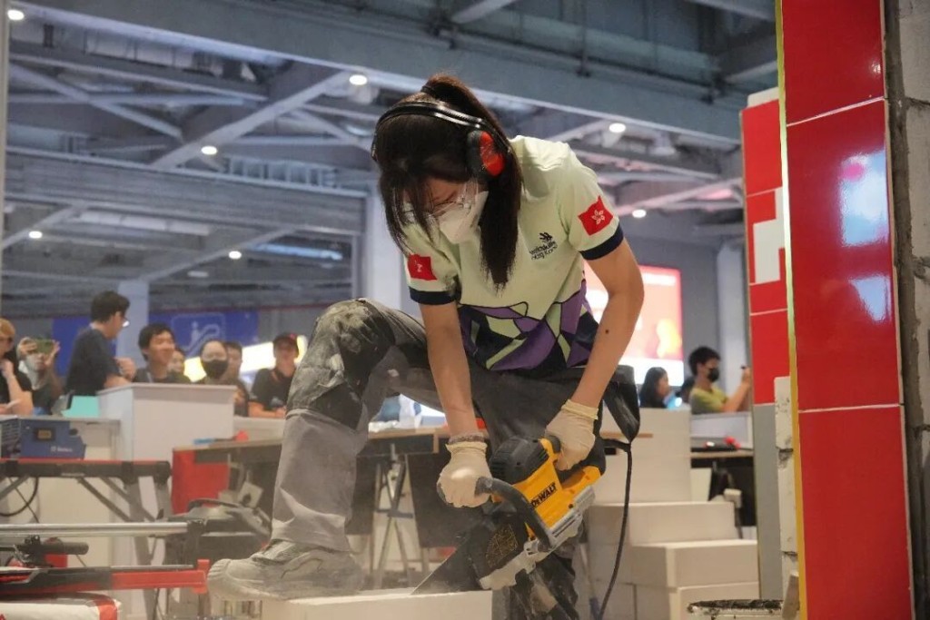 世界技能大賽上,香港戴心怡是舖瓦項目唯一女選手。《長江日報》 世界技能大賽上,香港戴心怡是舖瓦項目唯一女選手。《長江日報》
