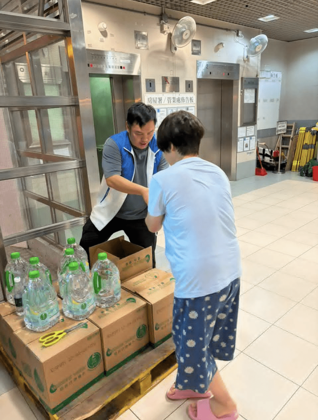 署方动员100人,亦派出「供水特攻队」联同水喉业界联合义工队继续主动为有需要的市民送上水袋及樽装水,以及于取水点为有需要市民提供适切的协助。 署方动员100人,亦派出「供水特攻队」联同水喉业界联合义工队继续主动为有需要的市民送上水袋及樽装水,以及于取水点为有需要市民提供适切的协助。