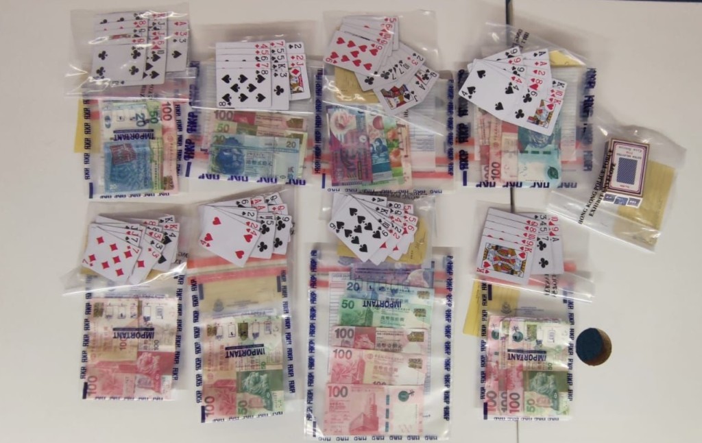 行動中，警方檢獲一批賭具及約少量現金賭款。