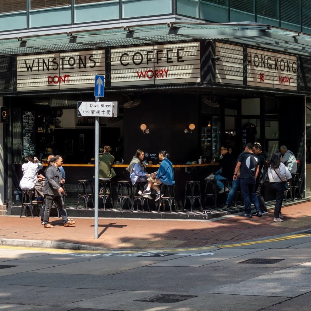 旅客们的目标为对面街角的人气Cafe的招牌（Winstons Coffee@instagram）