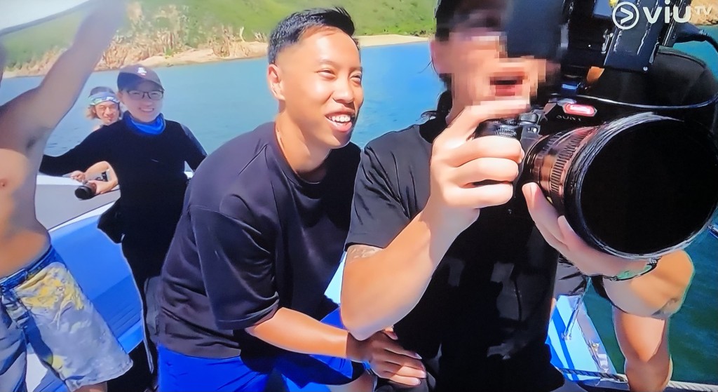 Mike導(右)和Agent L拍攝靚女泳照,表現興奮。