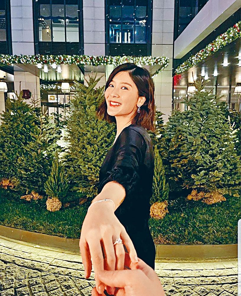 ■余香凝以老公视角拍照兼放闪，顺便大晒超闪钻戒。