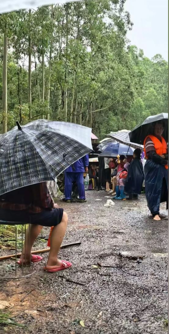廣西橫州遭洪水淹沒，逾300災民在學校避險，超過24小時未進食。