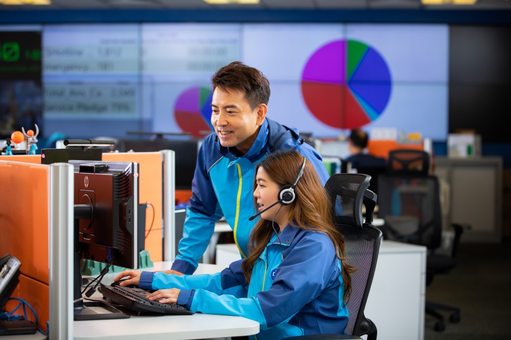 現今客戶可透過客戶服務熱線或上網處理相關電力賬戶查詢 / Customers can now handle electricity account-related inquiries through CLP’s customer service hotline or online services 現今客戶可透過客戶服務熱線或上網處理相關電力賬戶查詢 / Customers can now handle electricity account-related inquiries through CLP’s customer service hotline or online services
