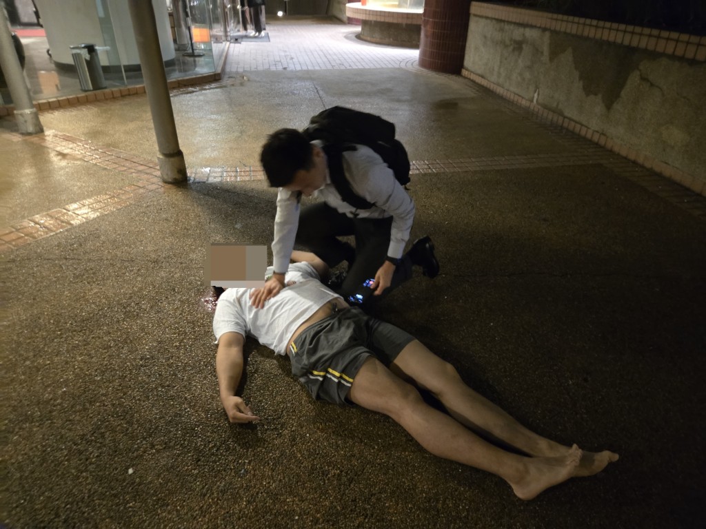 男街坊為墮樓男心外壓施救。讀者許先生提供
