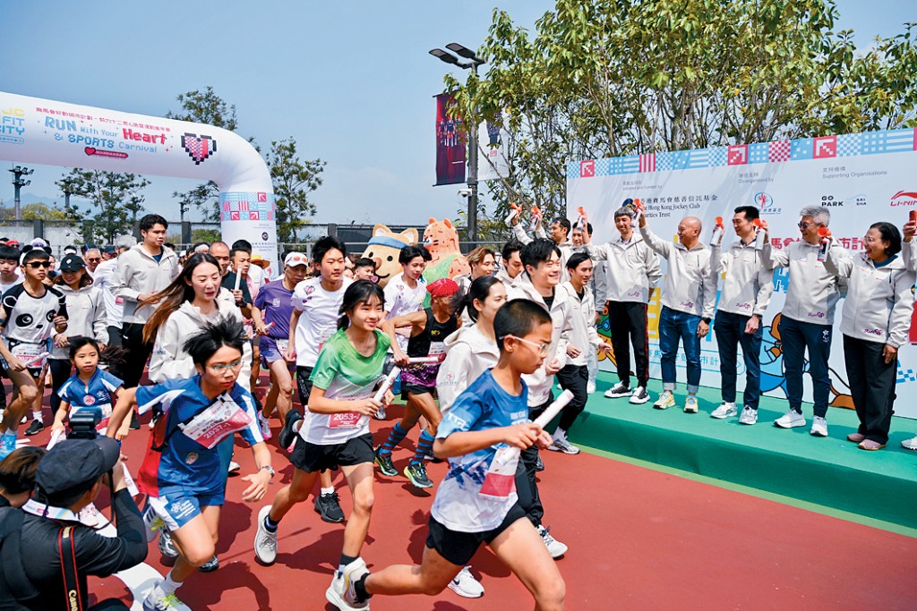 「赛马会好动城市计划 - 毅力十二爱心跑」暨运动嘉年华，吸引250支队伍、近1600人参与。