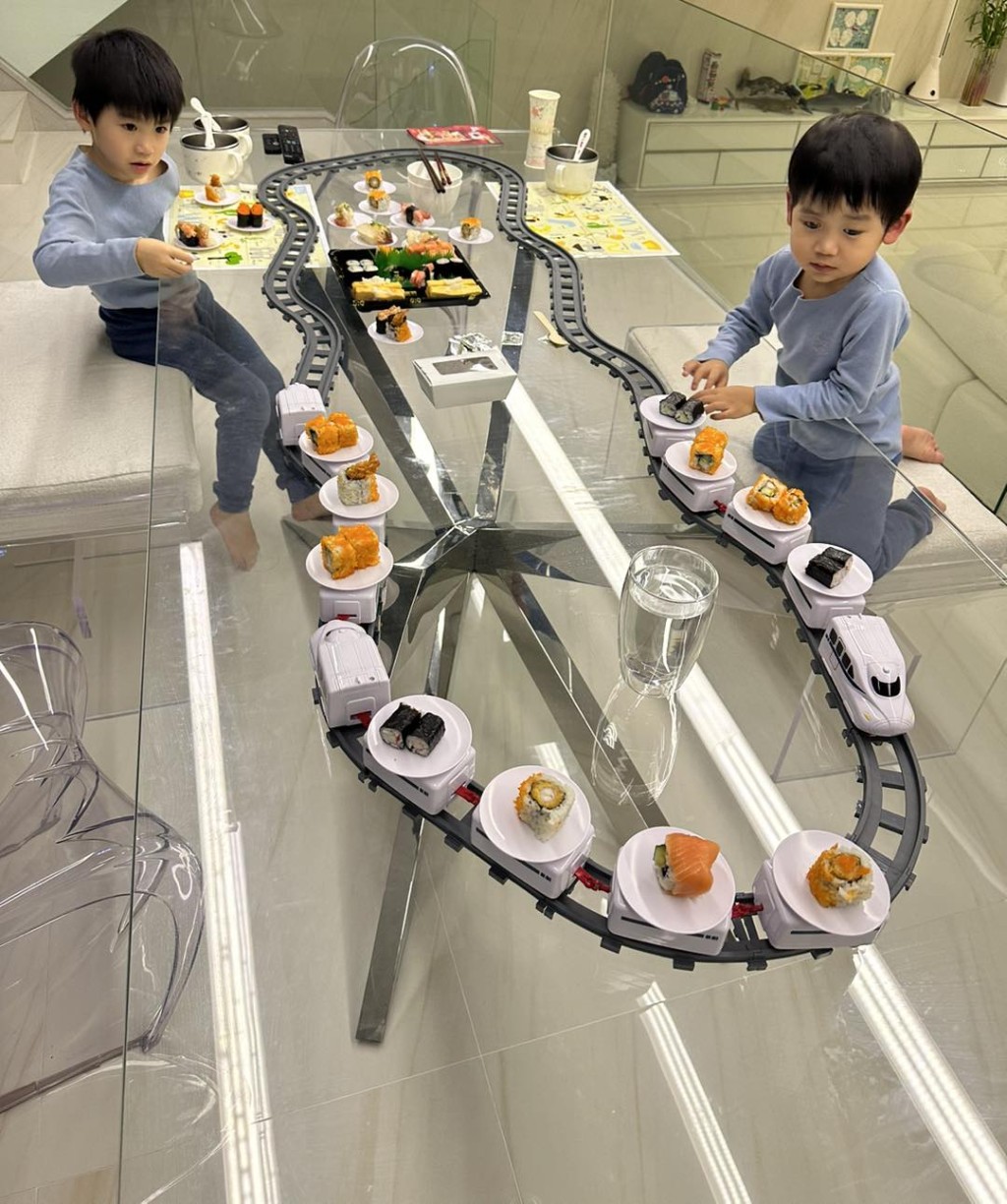 叶翠翠出于家中为儿子们自制回转寿司。
