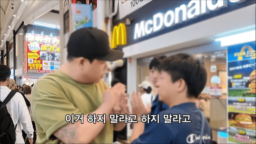 陸恩英做交叉手勢明確警告。 Youtube / MadBro 陸恩英做交叉手勢明確警告。 Youtube / MadBro