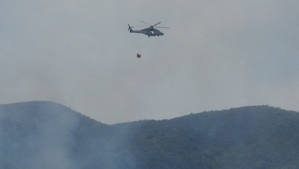政府飛行服務隊派出直升機到場掟水彈救火。蔡楚輝攝